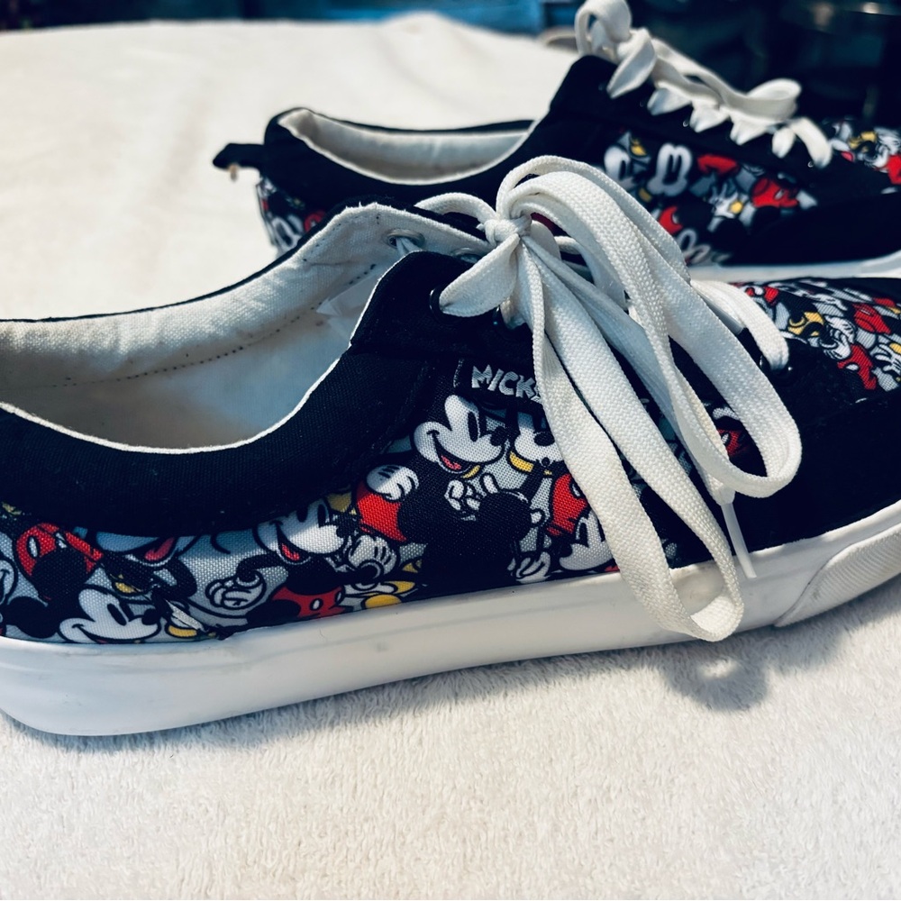 Almost Brand New DISNEY / MICKEY MOUSE Sneakers - Men’s Size 11 - box 16 - Picture 6 of 8